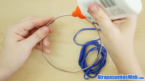 aplicar pegamento aro atrapasueños