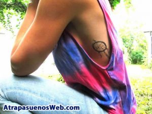 tatuaje pequeño atrapasueños costado